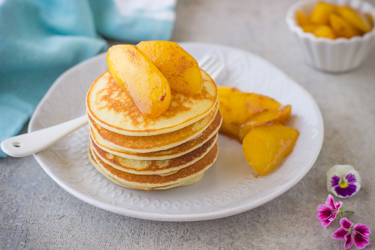 Pancakes senza glutine con pesche caramellate