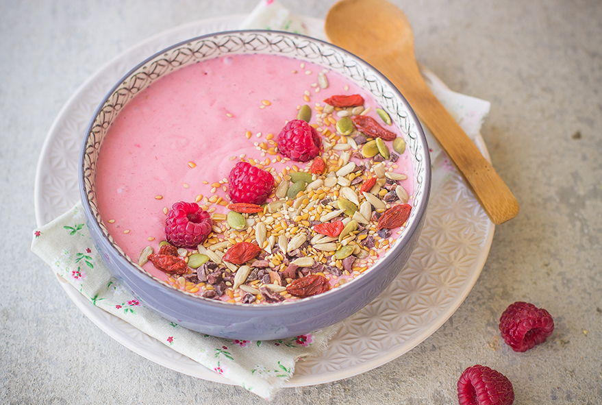 Smoothie bowl ai lamponi e fantasia di semi