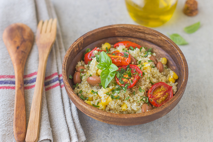 Insalata di quinoa con pomodorini al forno, fagioli e mais