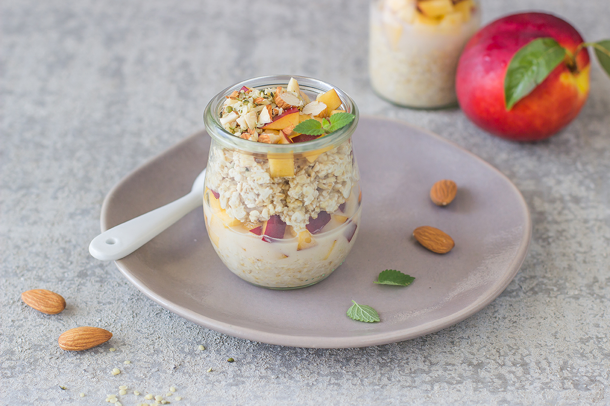 Overnight oatmeal alle pesche con bevanda di riso e cocco