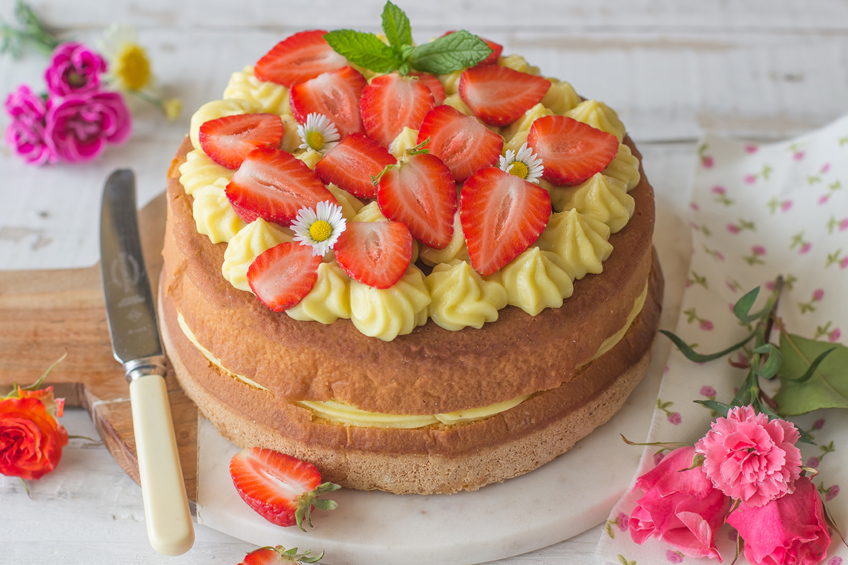 Torta con ananas e fragole