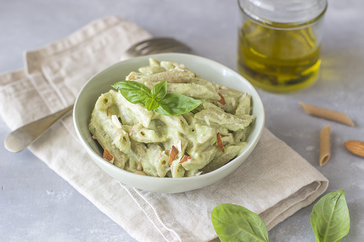 Penne integrali con crema di avocado e tofu