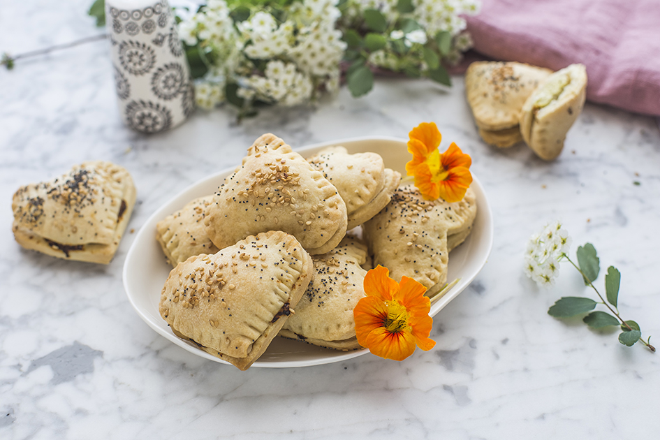 Biscotti salati ripieni di ricotta e piselli