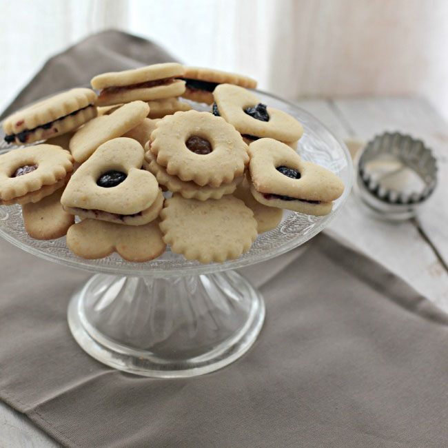 Biscotti con confettura di mirtilli e prugne