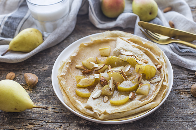 Crepes con farina di avena e pere caramellate