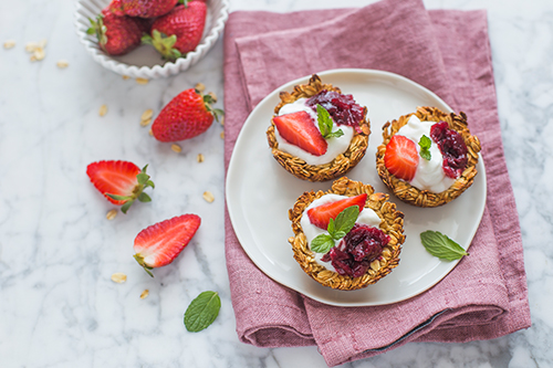 Cestini di fiocchi d'avena, yogurt e frutta