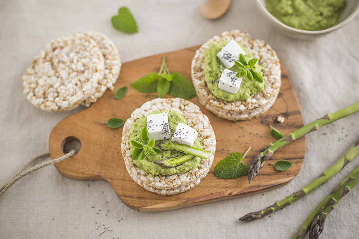 Gallette di riso e quinoa con crema di asparagi, formaggio di capra e semi di papavero