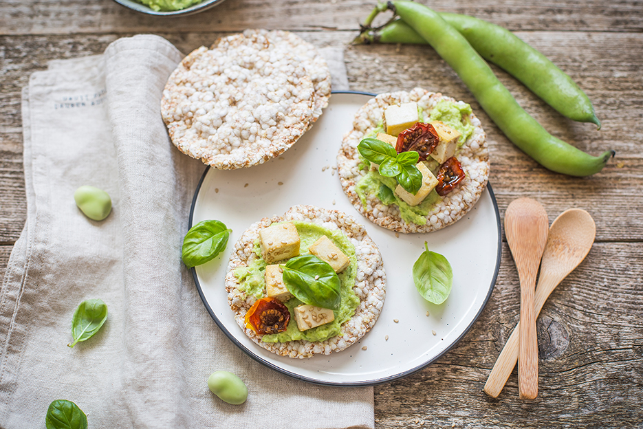 Gallette ai cereali con crema di fave, </br> pomodori secchi e tofu