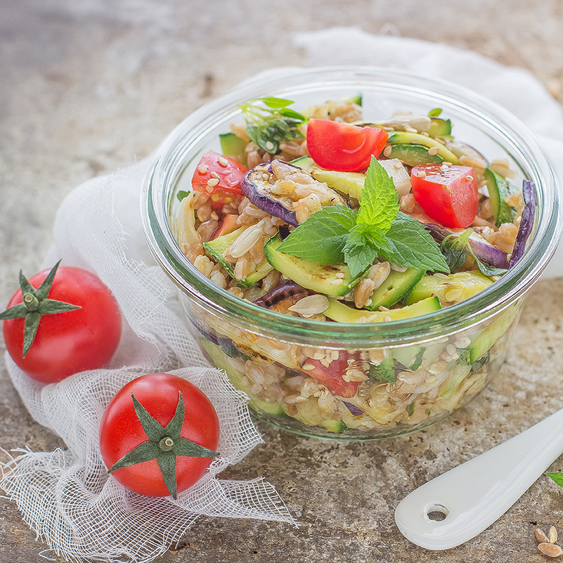 Insalata di farro con verdure estive e semi