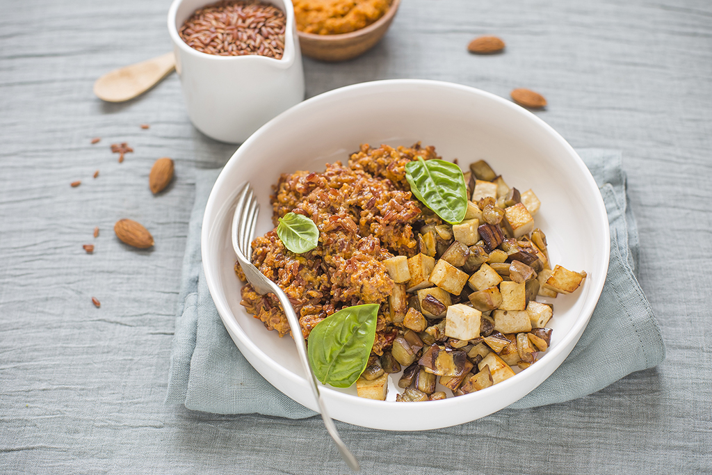 Insalata di riso rosso, tofu e melanzane