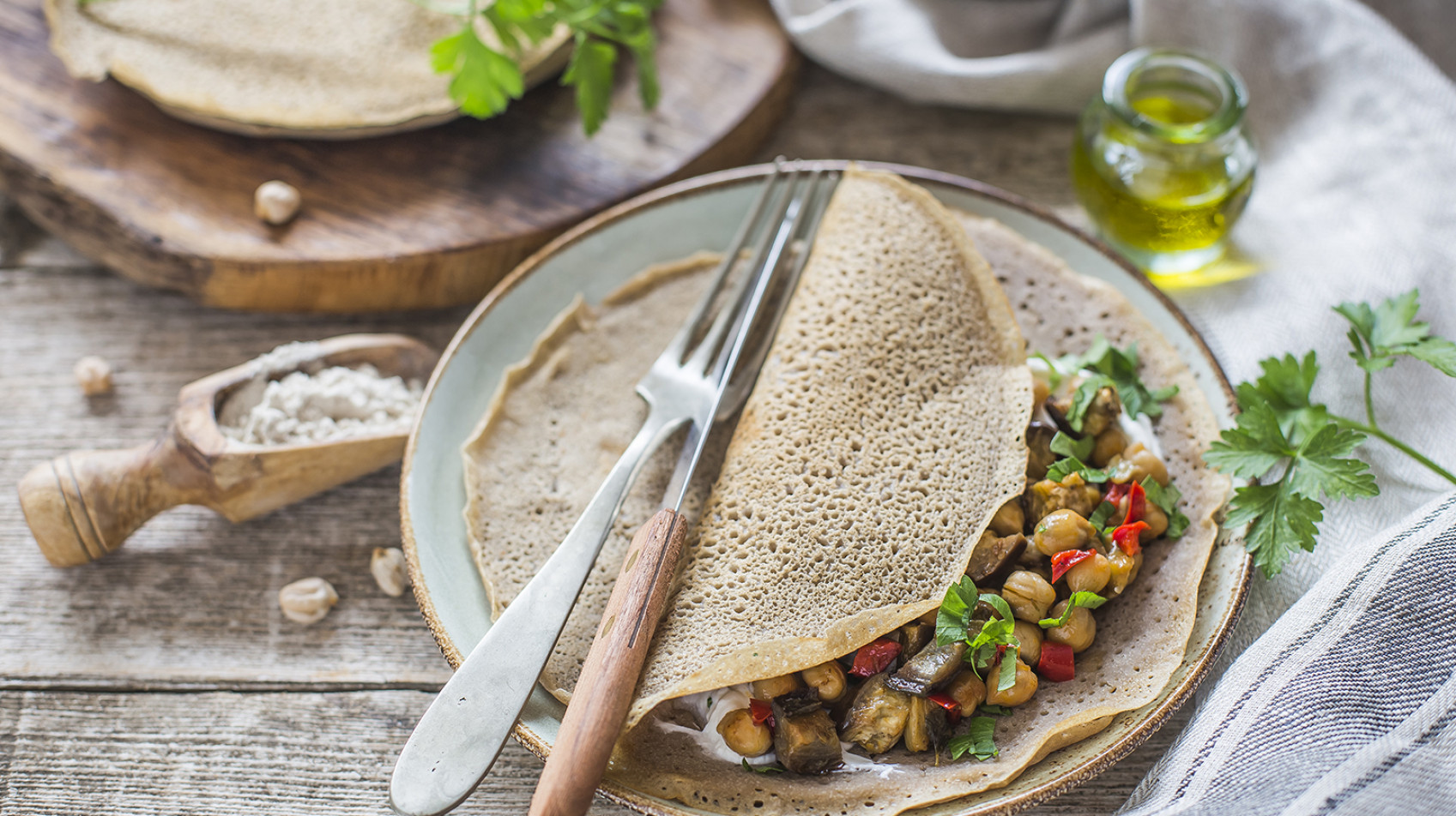 Pane injera con verdure al forno e ceci