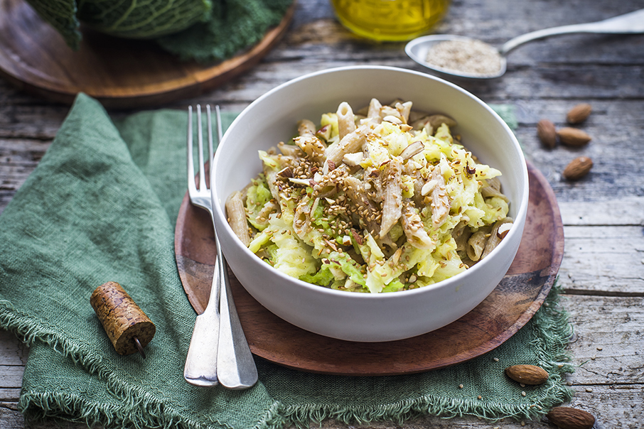 Penne integrali con verza, mandorle e semi di sesamo