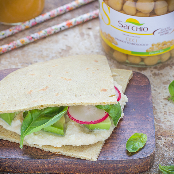 Piadine al grano saraceno con hummus e avocado