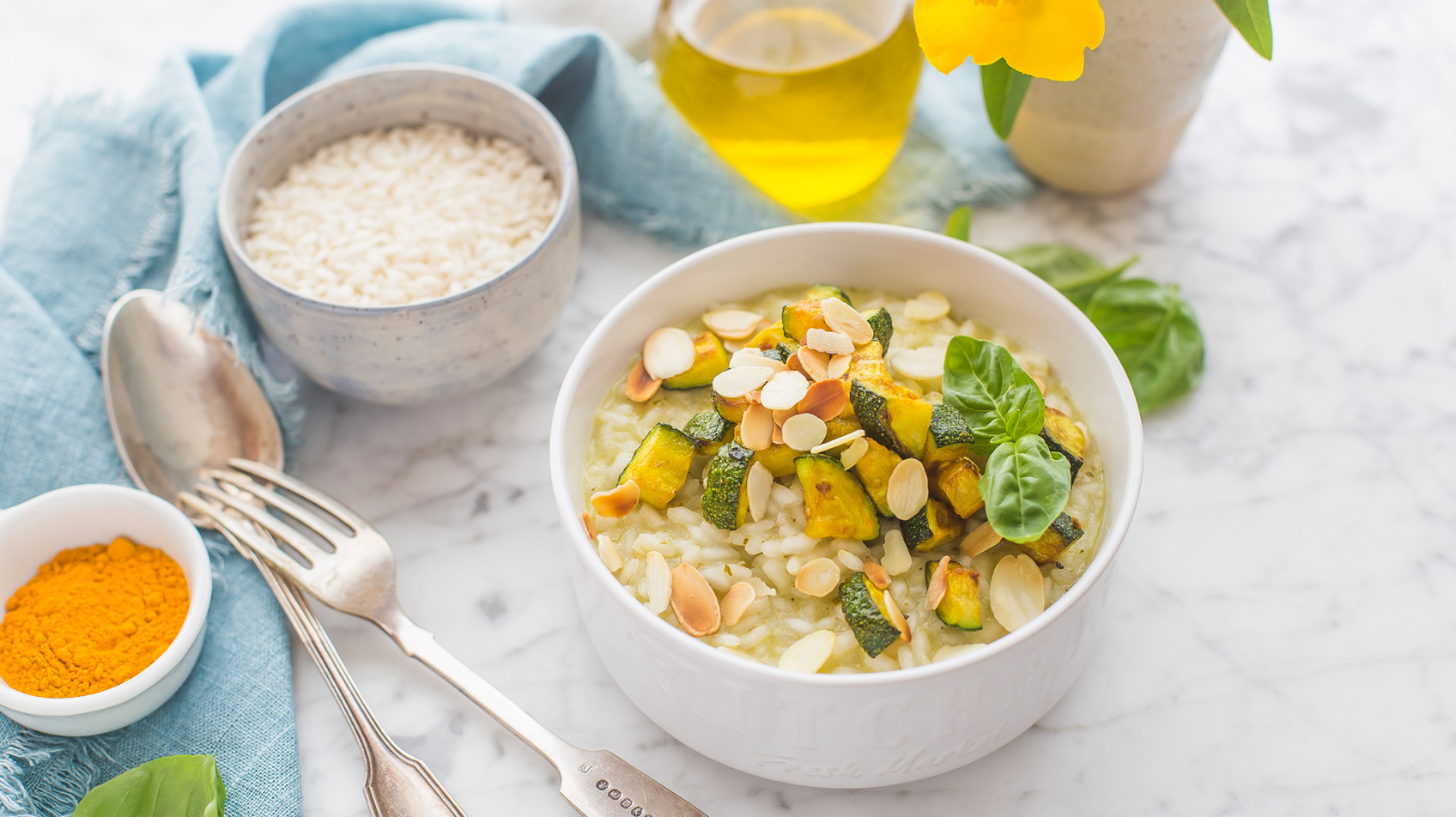 Risotto con zucchine alla curcuma, pesto e mandorle