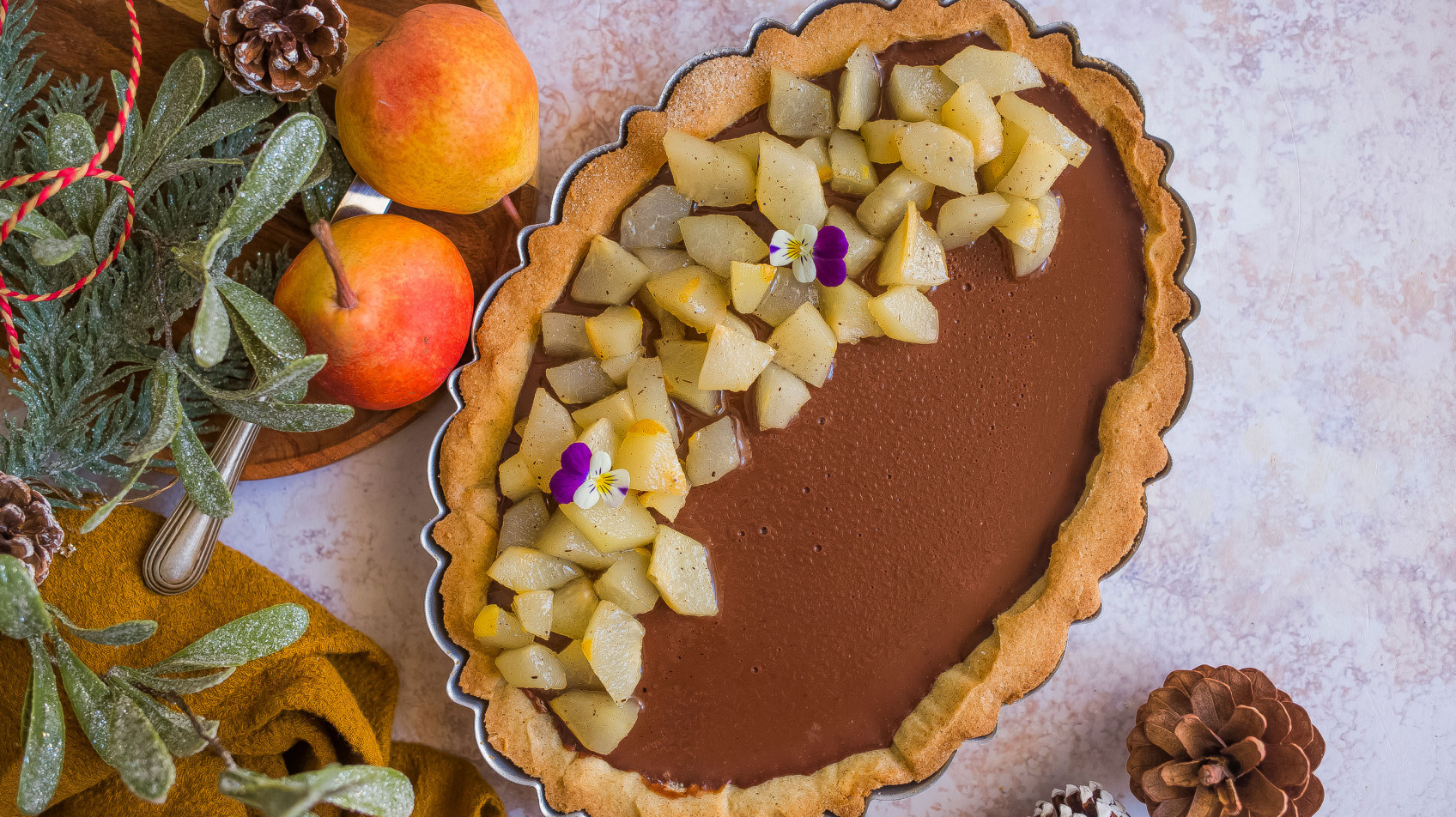Crostata con panna cotta al cioccolato e pere caramellate