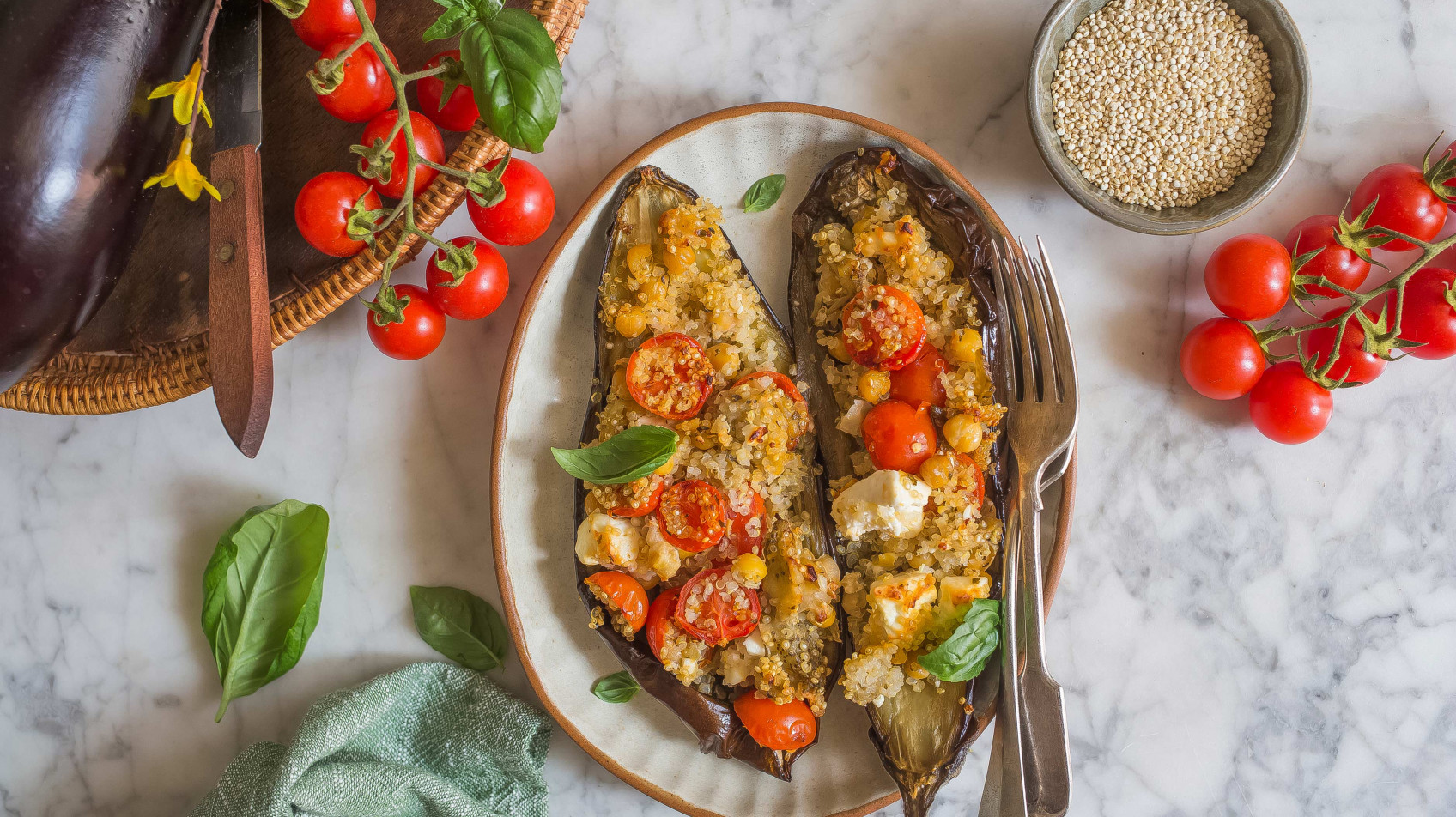 Melanzane ripiene di quinoa, pomodorini, ceci e feta