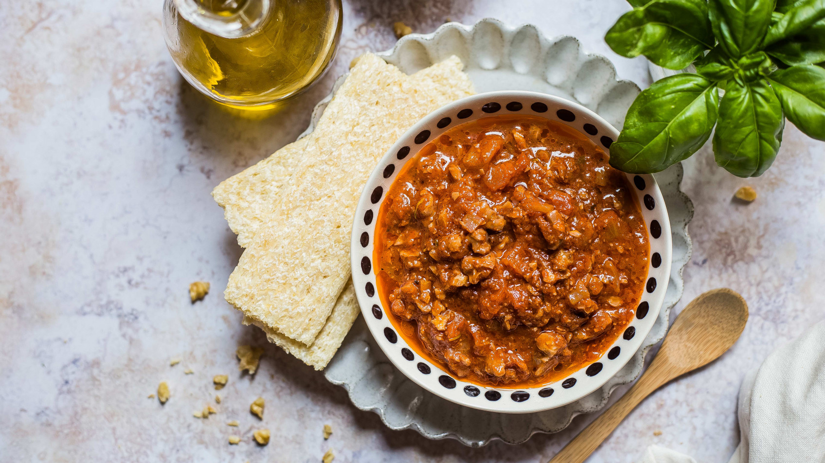 Ragù di noci con fette croccanti