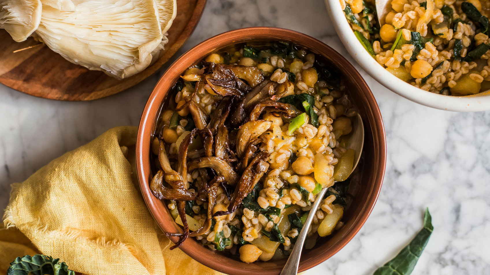 Zuppa di farro con cavolo nero, ceci e funghi