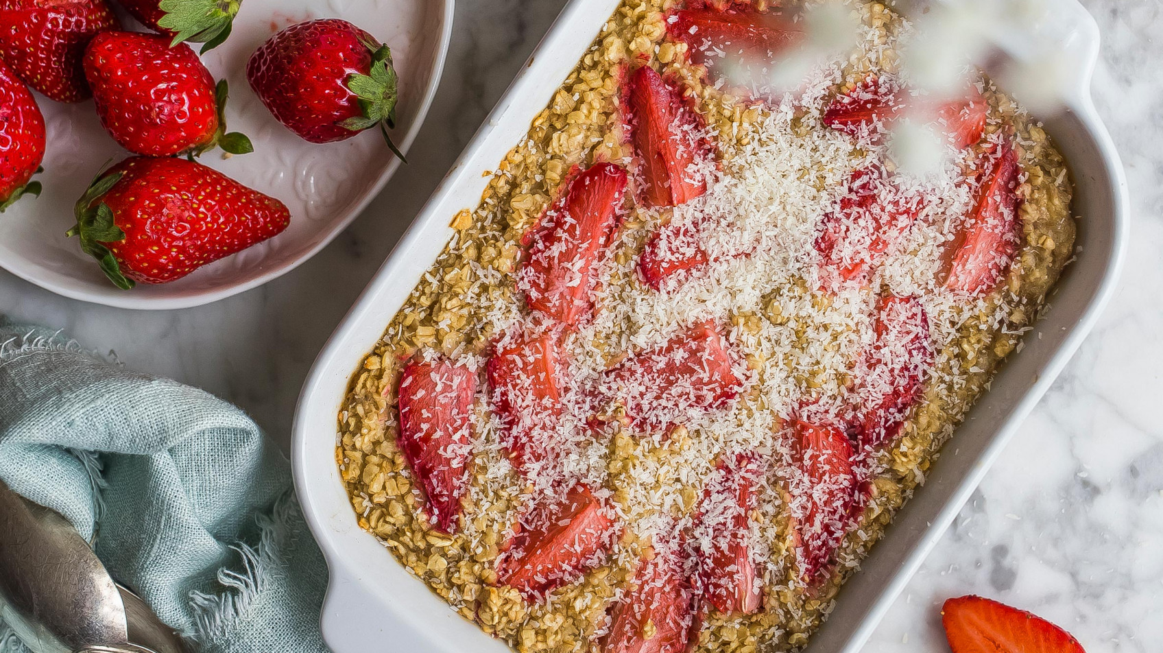 Porridge al forno con fragole e banane