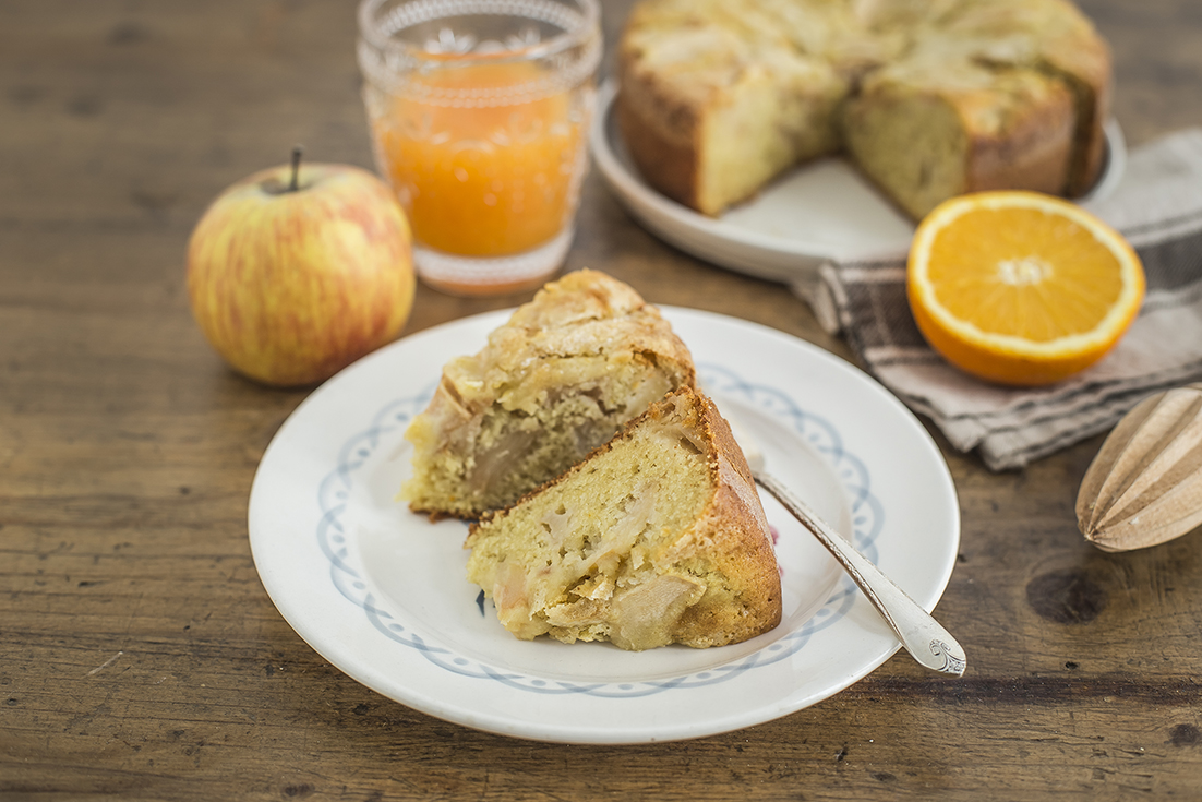 Torta con farina di quinoa, mele e arancia