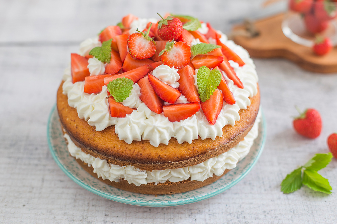 Torta con farina di cocco, fragole e crema di ricotta