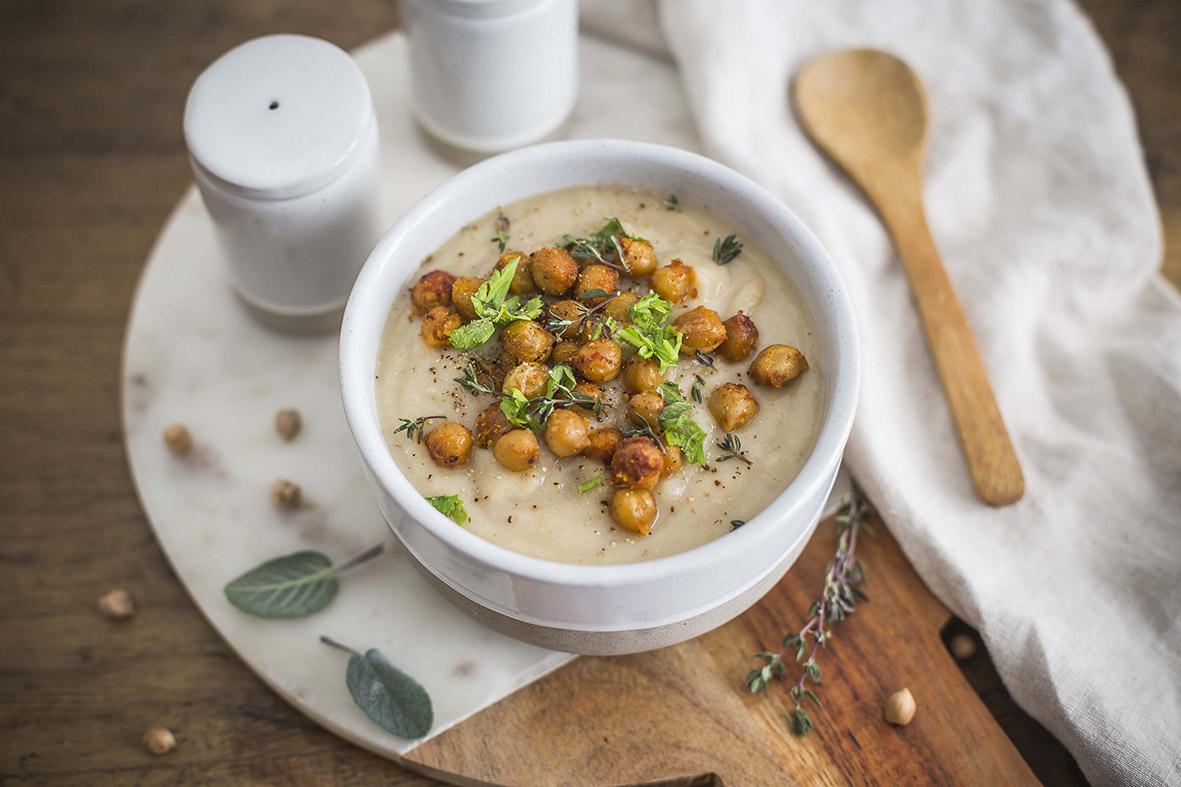 Vellutata di cavolfiore arrosto con ceci speziati