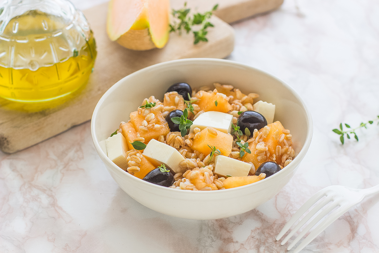 Insalata di farro con formaggio primosale e melone