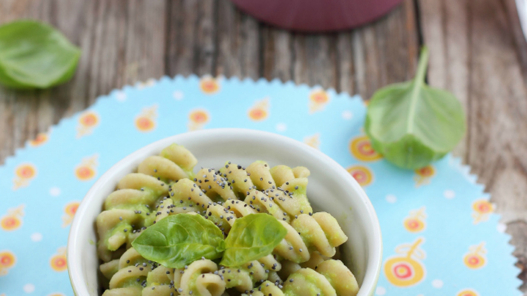 Fusilli integrali con crema di piselli, basilico e semi di papavero