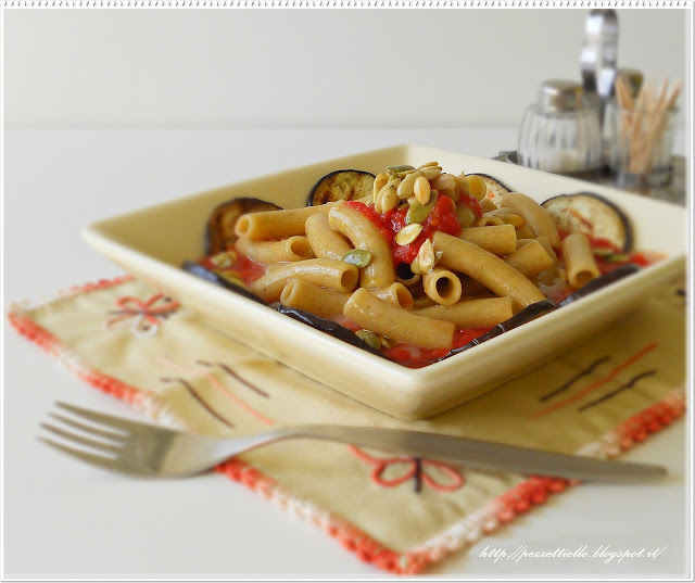 Maccheroni de trigo sarraceno con salsa y berenjenas