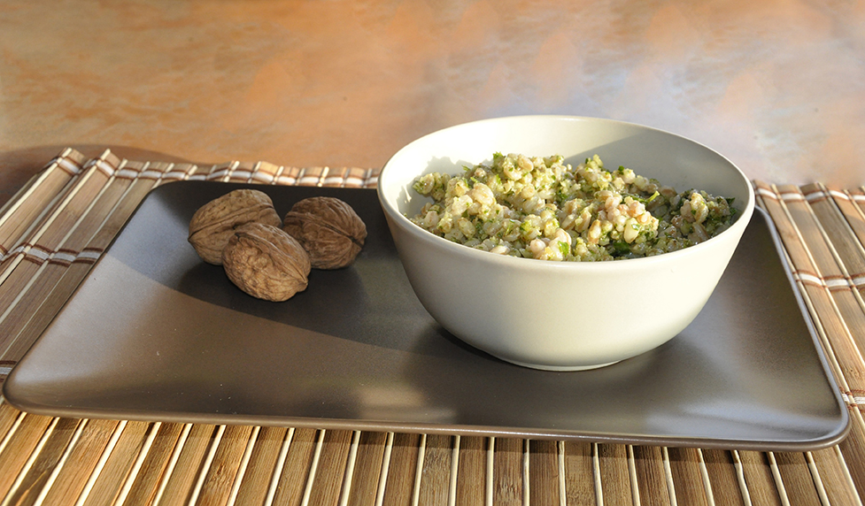 Insalata di farro con pesto alle erbe aromatiche, mandorle e noci