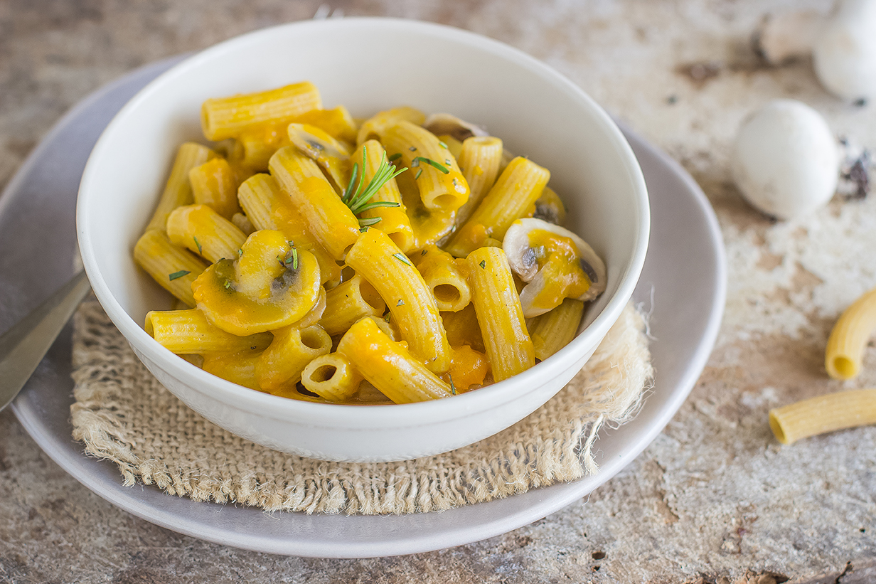 Maccheroni con crema di zucca e funghi