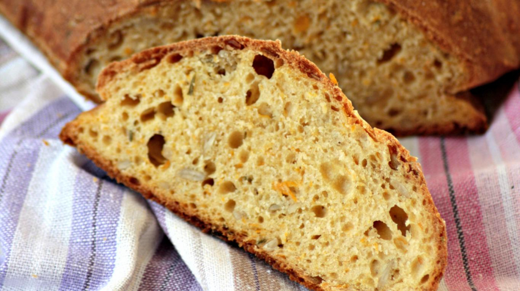 Pane alla zucca, ceci, rosmarino con semi di girasole 