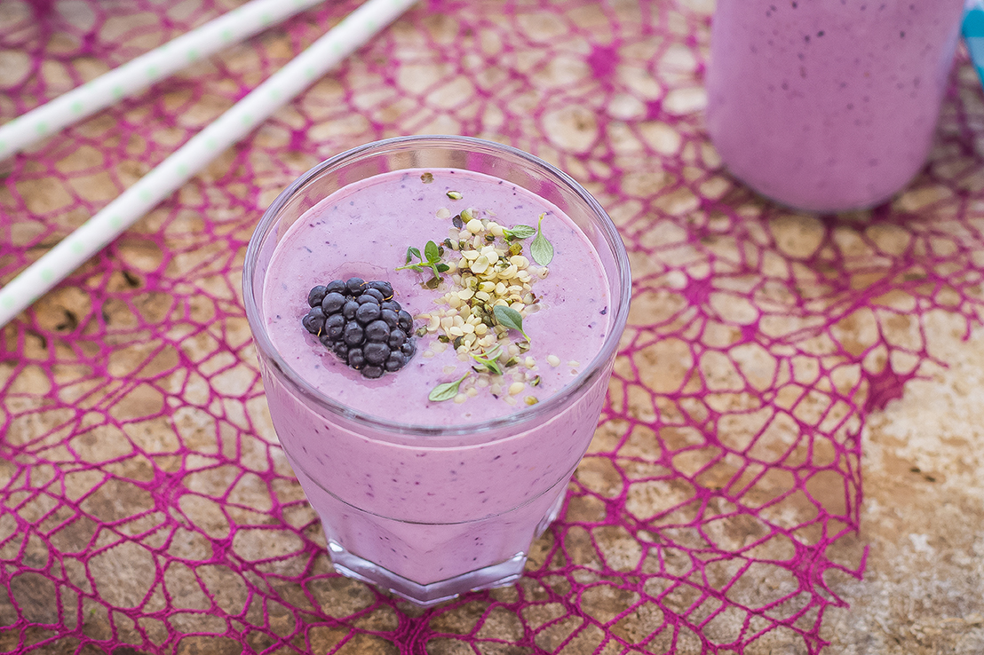 Smoothie alla banana, frutti di bosco e semi di canapa